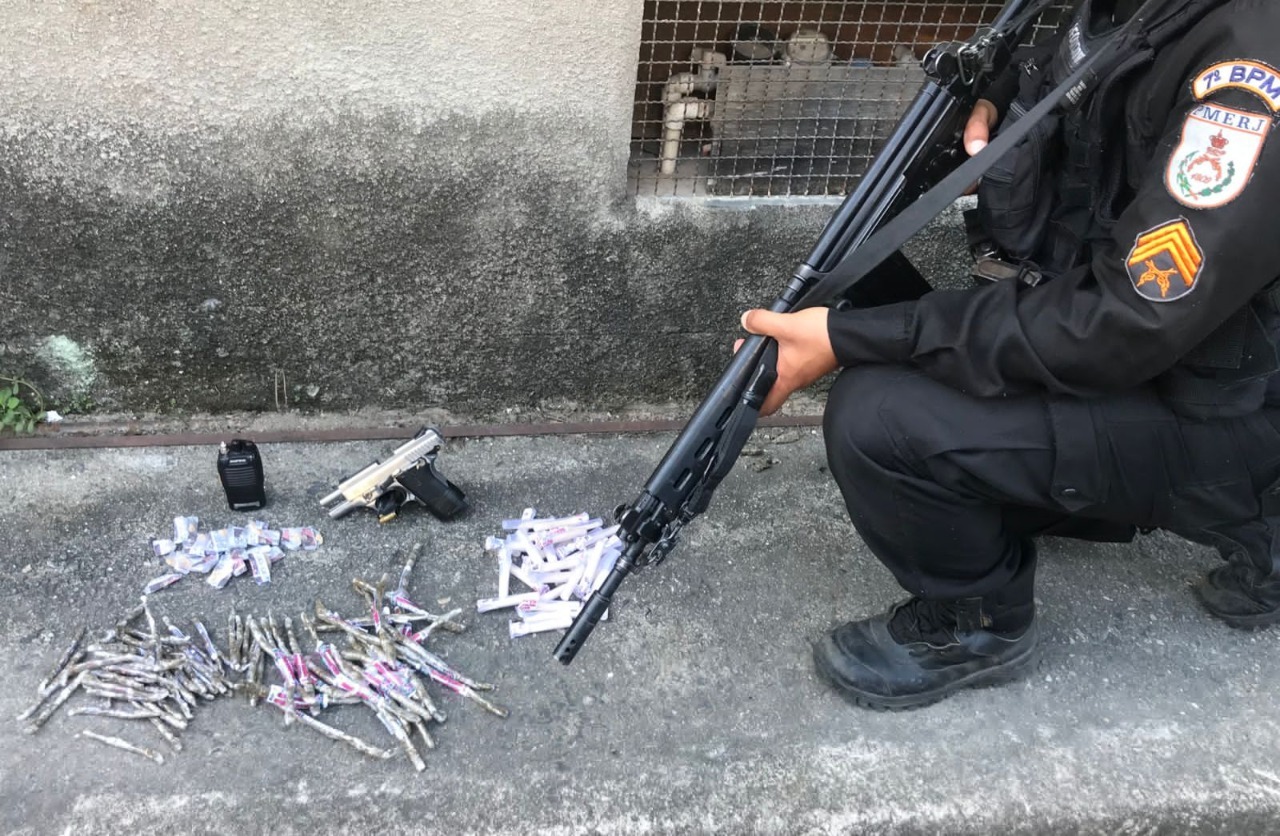 Policiais do 7º BPM apreendem drogas, arma e removem barricadas em Jardim Catarina 